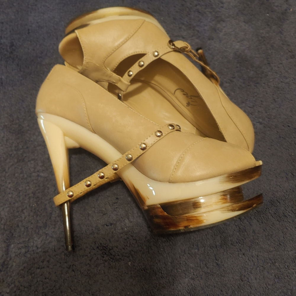 Shoes - Picture 3 of 7